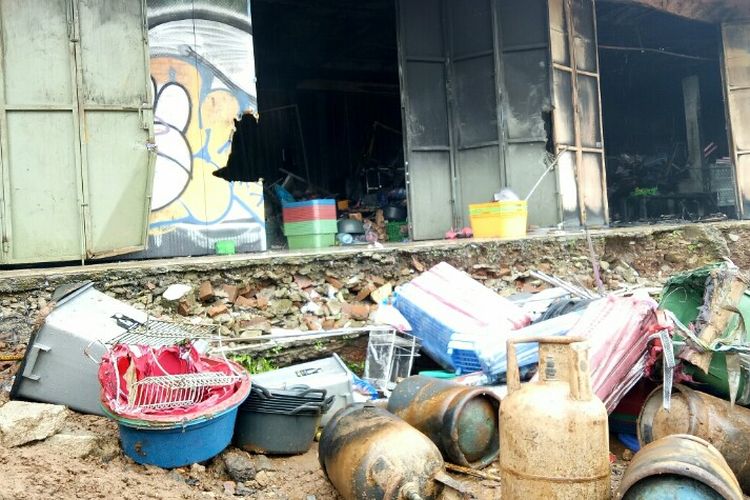 Sebuah ruko perabotan rumah tangga yang berlokasi di Jalan M. Toha, Pondok Cabe Udik, Pamulang, Tangerangan Selatan, Senin (3/2/2020) mengalami kebakaran. Diduga kebakaran tersebut terjadi karena korsleting listrik. 