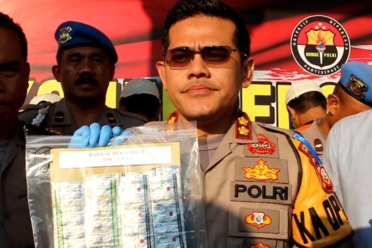 AKBP Roland Ronaldy menunjukan barang bukti dari tangan JH yang menjual obat-obatan kepada dua orang tersangka pembunuhan santri, YS dan MR, di kantor Polres Cirebon Kota, Senin (9/9/2019).