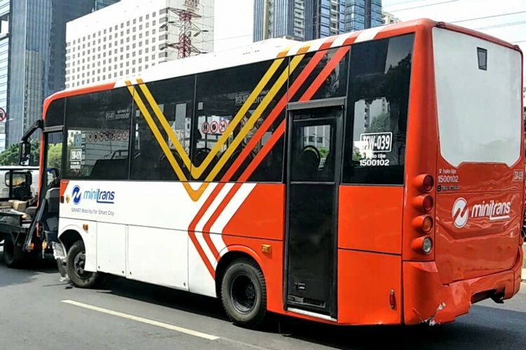 Sebuah bus transjakarta, minitrans terguling di ruas Jalan Gatot Subroto, Jakarta Selatan, Kamis (20/9/2018) sekitar pukul 13.00 WIB.