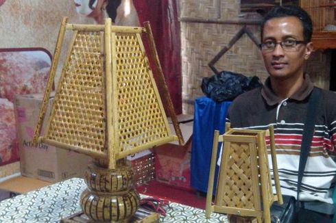 Roni, Raup Jutaan Rupiah dari Potongan Bambu