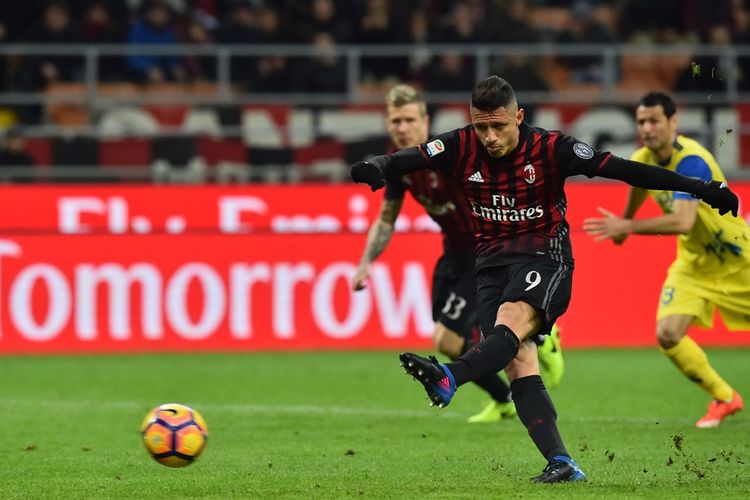 Gianluca Lapadula mencetak gol penalti saat AC Milan menang 3-1 atas Chievo Verona pada partai lanjutan Serie A di San Siro, Sabtu (4/3/2017).