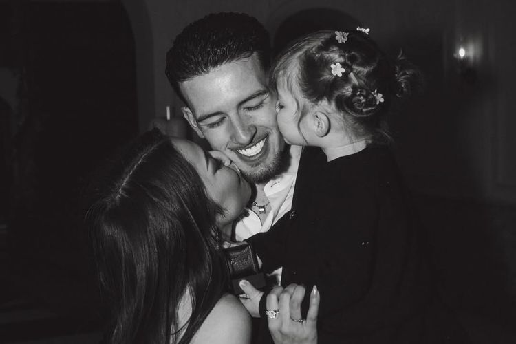 Justin Hubner resmi melamar Jennifer Coppen. Hubungan yang dijalani di tengah jarak dan sorotan publik itu kini memasuki babak baru.