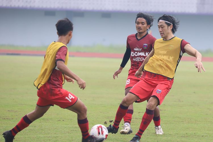 Para pemain Persita Tangerang berlatih di Stadion Indomilk Arena jelang Liga 1 musim 2021-2022 pada akhir Juli.

