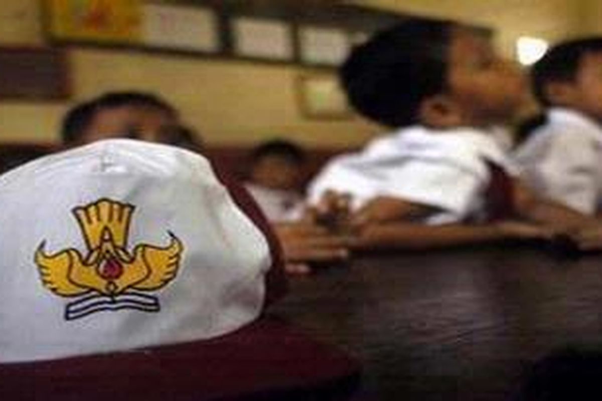 Ilustrasi: Mei lalu, Kepala Seksi Dinas Pendidikan Dasar Kecamatan Pulogadung mengeluarkan surat instruksi agar Kepala SDN RSBI Rawamangun 12 Pagi mengeluarkan murid yang orangtuanya dinilai bersikap memusuhi guru.