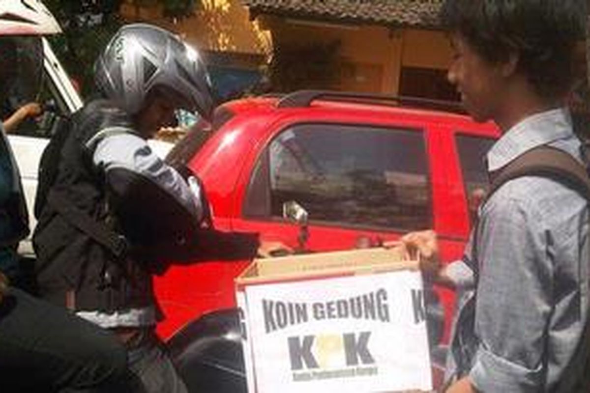 Aksi saweran koin untuk pembangunan gedung baru KPK yang dilakukan PP Otoda Universitas Brawijaya Malang, Jawa Timur, di Jalan Veteran, Kota Malang, Rabu (27/6/2012).