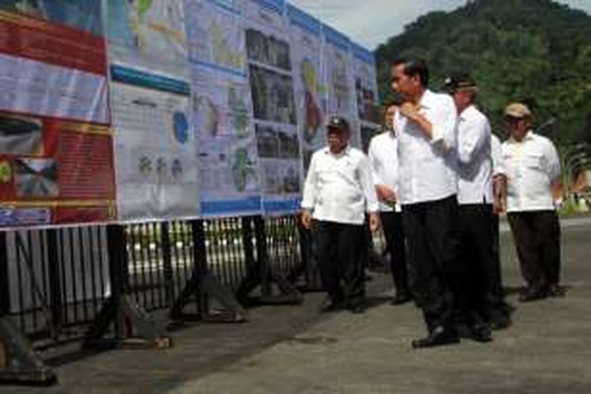 Presiden Republik Indonesia, Joko Widodo didampingi sejumlah menteri kabinet kerja saat meninjau lokasi Pos Lintas Batas Negara (PLBN) Entikong yang diresmikan (21/12/2016)