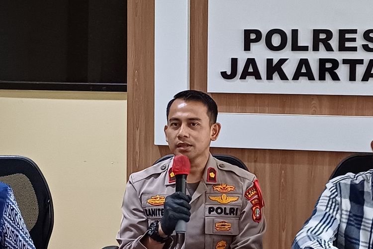 Kapolsek Mampang Kompol David Yunior Kanitero saat jumpa pers di Mapolres Metro Jakarta Selatan, Kamis (7/3/2024).