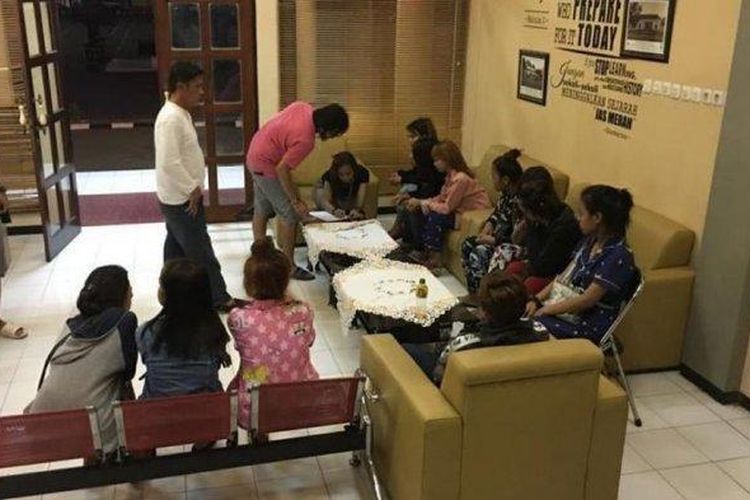 Sebanyak 12 gadis asal Bandung menjadi korban perdagangan manusia di Situbondo, Jawa Timur. 
