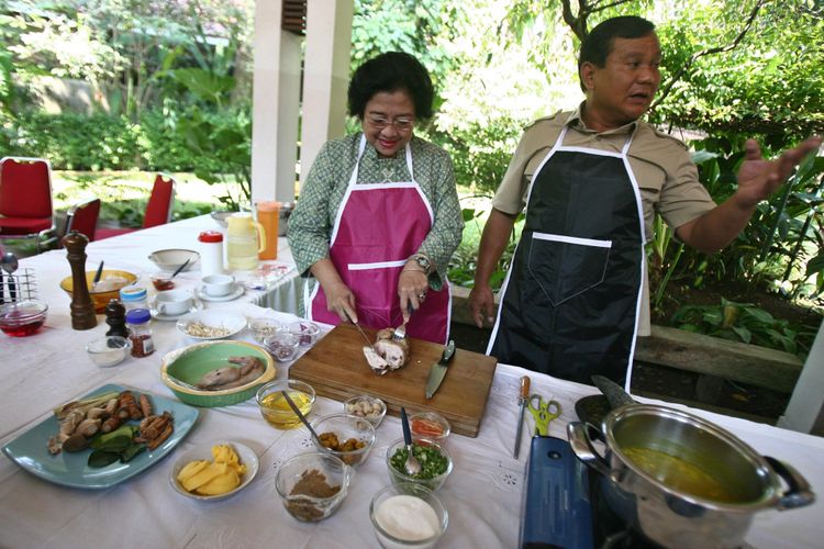 Calon presiden Megawati Soekarnoputri dan calon wakil presiden Prabowo Subianto mengisi hari tenang menjelang pemilu presiden dengan masak bersama di kediaman Megawati di kawasan Kebagusan, Jakarta Selatan, Selasa (7/7/2009).