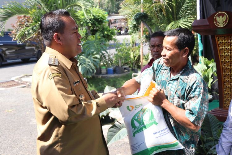 Bupati Arief salurkan bantuan cadangan beras kepada KPM di Blora