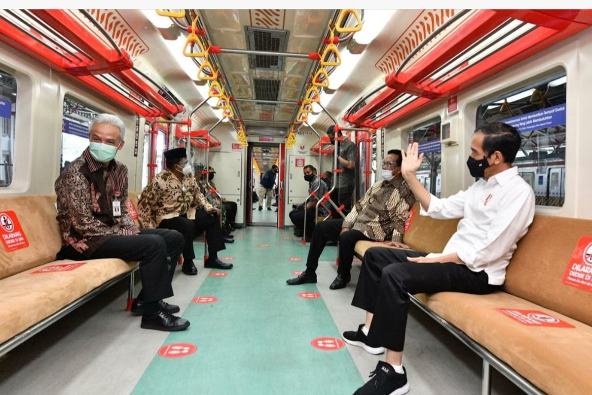 President Joko Widodo tries the Yogyakarta-Solo Electric Rail Train (KRL) with the Governor of Yogyakarta Sri Sultan Hamengkubuwono X and the Governor of Central Java Ganjar Pranowo, Monday