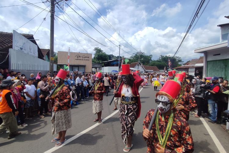 Pawai Grebeg Kutowinangun Kidul kembali diadakan setelah vakum lama.