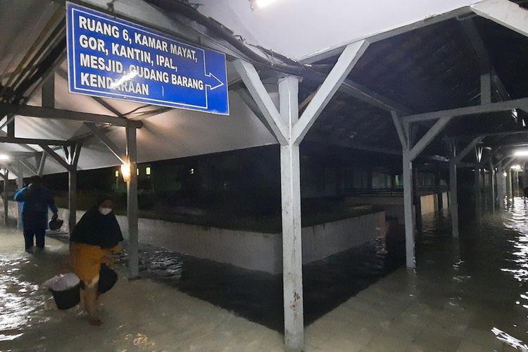 Foto-foto: Banjir setengah meter mengepung semua bangunan lantai 1 seluruh ruang rawat inap pasien akibat hujan deras dan selokan mampet di Komplek RSUD Soekardjo Tasikmalaya, Jawa Barat, Jumat (15/4/2022) malam.