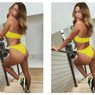 Gaya Hailey Baldwin, Pakai Bikini Kuning dan Nike Dunk Low 
