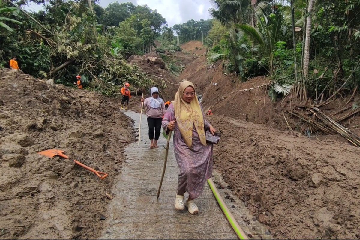 Kapolres Trenggalek menyampaikan keterangan setelah kordinasi bersama tim gabungan pencarian korban tanah longsor  di Kabupaten Trenggalek Jawa Timur, Rabu (21/05/2025).