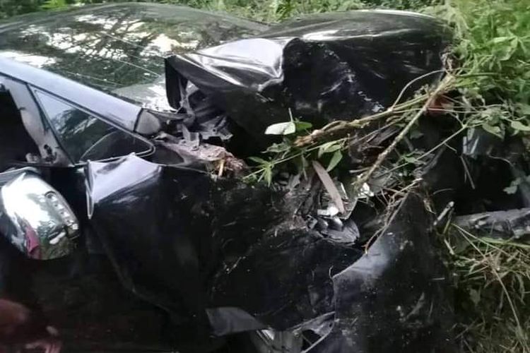 Mobil yang mengangkut empat wisatawan asing mengalami kecelakaan di Kabupaten Manggarai Barat, Nusa Tenggara Timur (NTT), Jumat (1/7/2022)