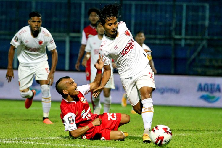 Pemain Persija Jakarta Riko Simanjuntak saat berebut bola dengan pemain PSM Makassar Abdul Rahmansaat perdana babak penyisihan grup B Piala Menpora 2021 yang berakhir dengan skor 0-2 di Stadion Kanjuruhan Kabupaten Malang, Jawa Timur, Senin (22/03/2021) malam.
