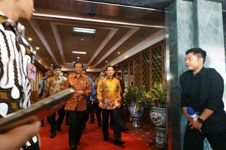 Menko-Polhukam Mahfud MD usai menggelar pertemuan dengan Mendagri Tito Karnavian di Kantor Kemendagri, Jakarta Pusat, Jumat (17/1/2020). 