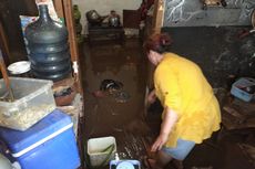 Warga Braga Bersihkan Lumpur Tebal Sisa Banjir