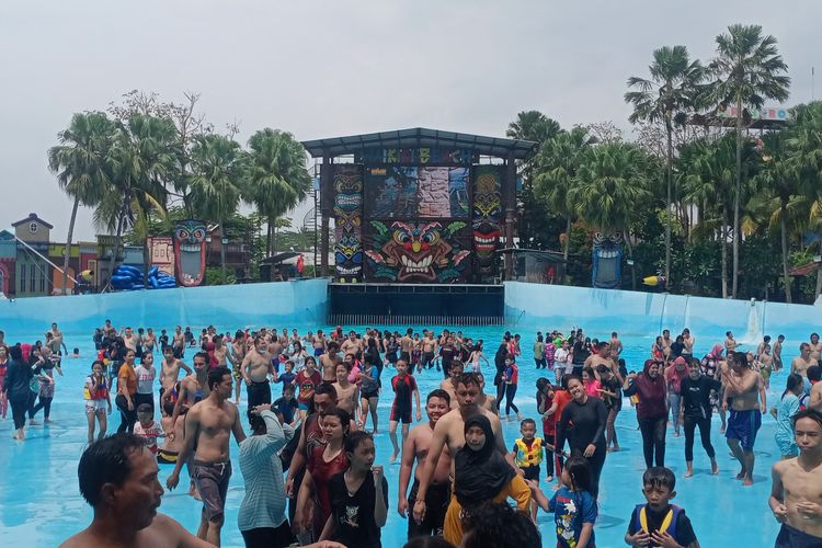 Ratusan pengunjung usai menikmati salah satu wahana air di Hawai Waterpark yang berada di Kota Malang, Jawa Timur pada Kamis (5/5/2022). 