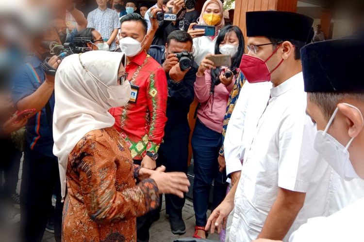 Mendikbud-Ristek Nadiem Anwar Makarim berbincang dengan Bupati Jombang Mundjidah Wahab, di Pesantren Tebuireng, Jombang, Jawa Timur, Kamis (21/10/2021).