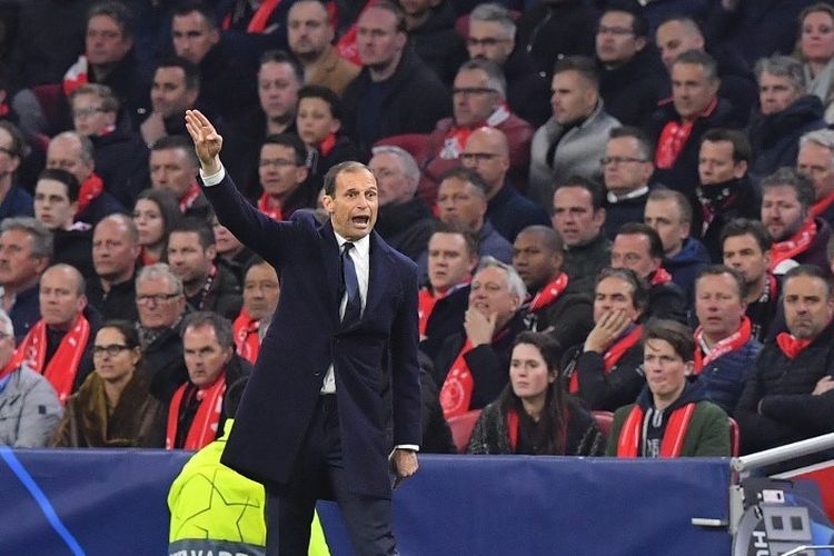 Massimiliano Allegri berteriak memberi instruksi pada pertandingan Ajax Amsterdam vs Juventus di Johan Cruijff Arena dalam perempat final Liga Champions, 10 April 2019. 