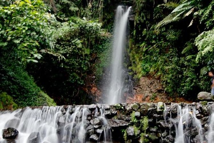 Pengunjung menikmati keindahan Curug Ngumpet di Gunung Salak Endah, Bogor, Jawa Barat, Rabu (14/5/2014). Selain menikmati air terjun, pengunjung juga bisa berkemah di Kawah Ratu atau menikmati pemandian air panas.