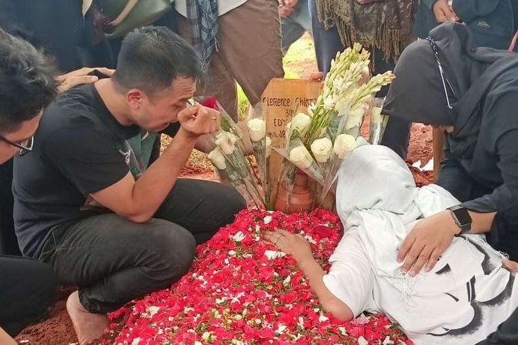 Additional drummer NOAH, Rio Alief menangis di atas makam istrinya, Clerence Chyntia Radhanta usai almarhum rampung dikebumikan di TPU Jombang, Tangerang Selatan, Selasa (18/10/2022).