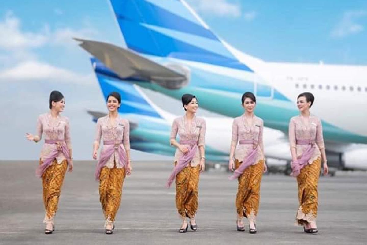 Pramugari Garuda Indonesia mengenakan kebaya rancangan Anne Avantie. 