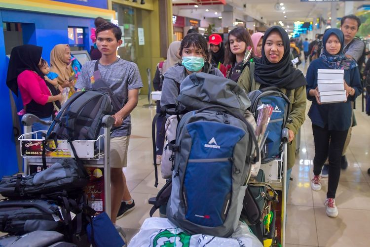 Sejumlah Warga Negara Indonesia (WNI) yang dievakuasi dari Wuhan, Provinsi Hubei, China berjalan memasuki terminal keberangkatan di Bandara Halim Perdana Kusuma, Jakarta, Sabtu (15/2/2020). Pemerintah melalui Kementerian Kesehatan secara resmi telah memulangkan 238 WNI ke daerah masing-masing karena telah dinyatakan sehat seusai menjalani observasi selama 14 hari di Ranai, Natuna. ANTARA FOTO/M Risyal Hidayat/pd.