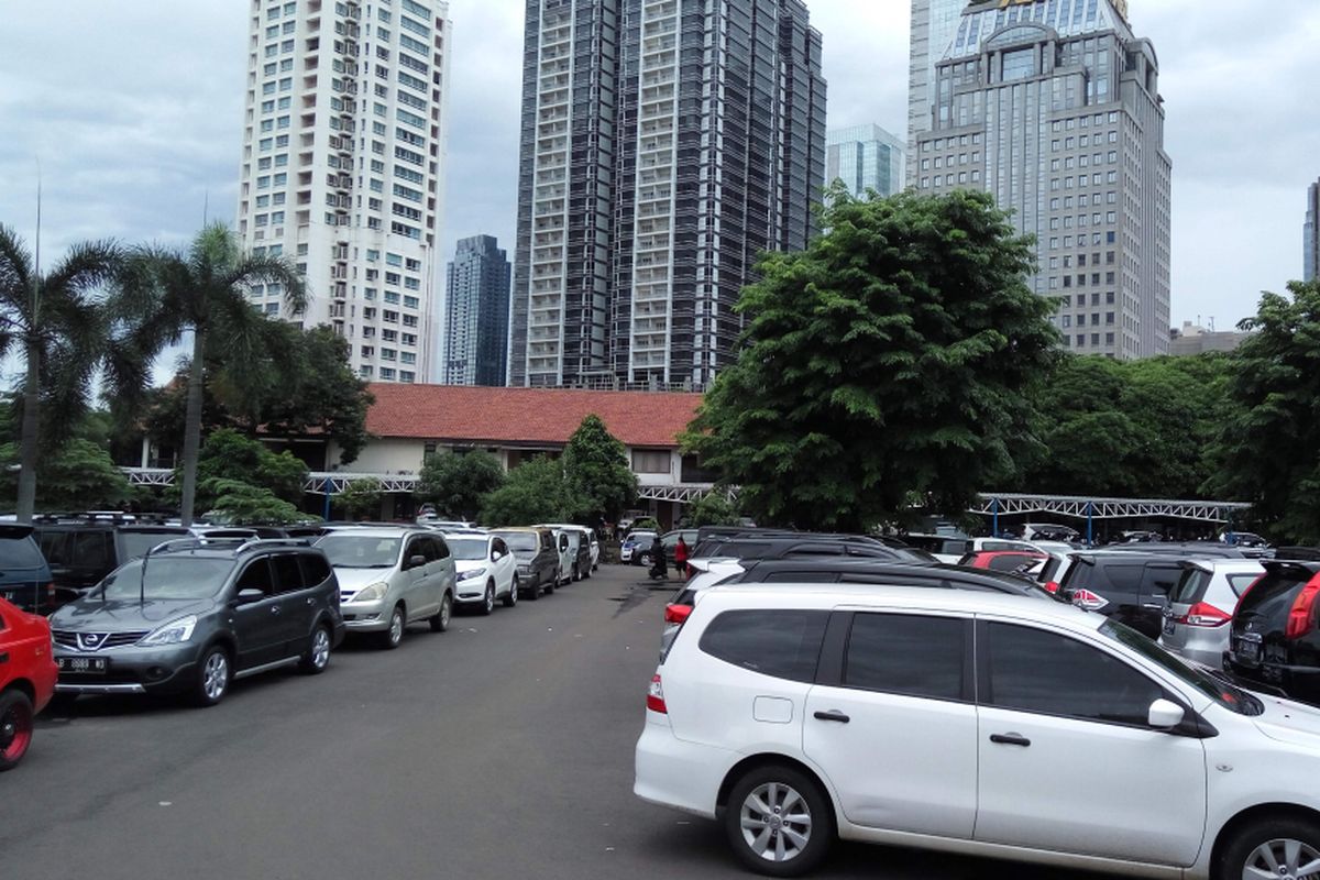 Kondisi lahan parkir di Mapolda Metro Jaya, Rabu (13/12/2017).