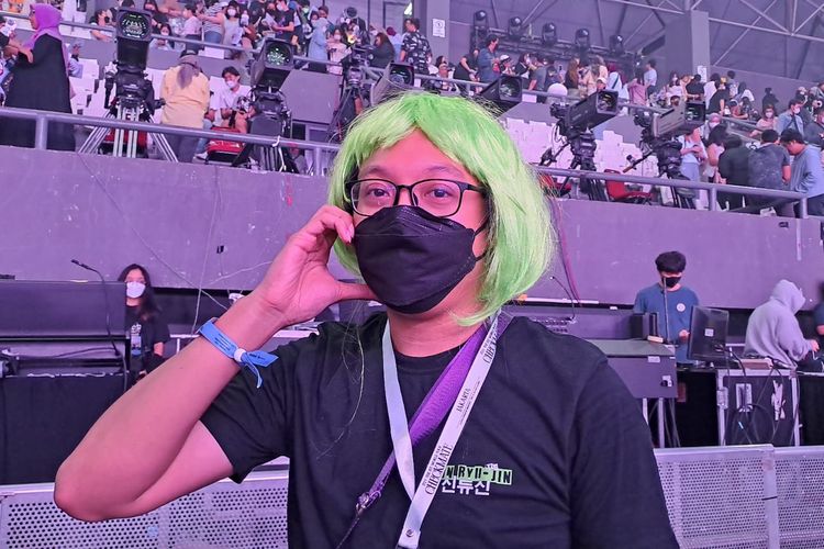 Seorang fans ITZY, Ramon (28), memakai wig berwarna hijau saat menonton konser tunggal ITZY di Tennis Indoor Senayan, Jakarta, Sabtu (4/2/2023).