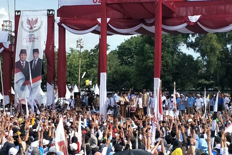 Calon presiden nomor urut 02 Prabowo Subianto saat berkampanye di lapangan Stadion Sriwedari, Solo, Jawa Tengah, Rabu (10/4/2019).