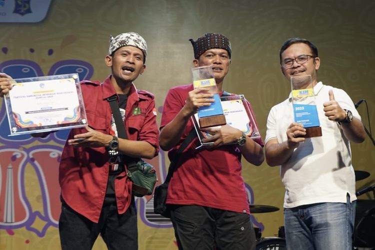 KIM Cerdas Desa Tarumajaya Kabupaten Bandung mendapat penghargaan KIM Terbaik Kategori Pertanian dan Perkebunan serta KIM Favorit pada puncak perayaan KIM Festival 2023. Sabtu (28/10/2023)