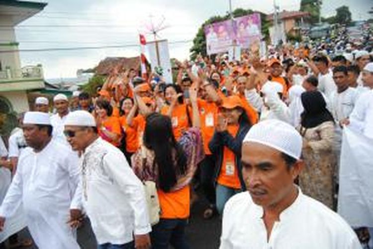 Suasana penyambutan kontingen Pesparawi tingkat nasional oleh warga muslim desa Batu Merah Kecamatan Sirimau Ambon, Jumat (2/10/2015) sore. Tampak kontingen dari Yogyakarta disambut dengan lilitan kain gandong dan tarian hadrat