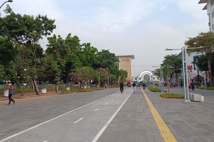 Akivitas pengunjung di Jalan Lada, kawasan Kota Tua, Jakarta Barat, Jumat (26/08/2022). Sebagai bagian dari revitalisasi, area ini kini bebas kendaraan bermotor.