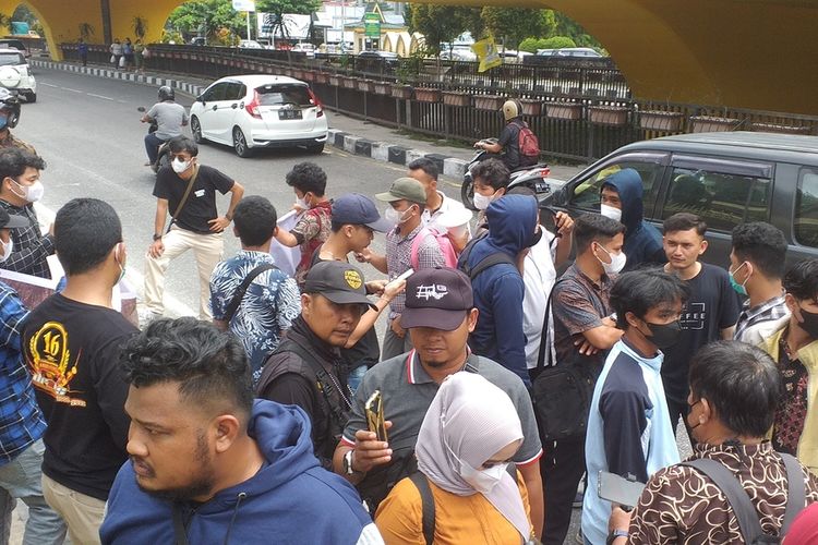 Pendemo saat menyampaikan klarifikasi di kantor PT Surya Dumai di Jalan Jenderal Sudirman, Kota Pekanbaru, Riau, Rabu (26/10/2022).