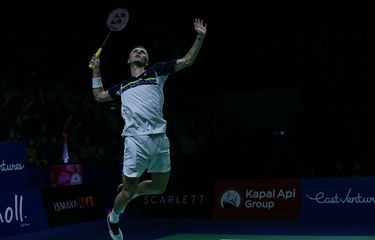 Tunggal putra Denmark, Viktor Axelsen bertanding melawan tunggal putra China Zhao Jun Peng pada laga final Indonesia Open 2022 di Istora Senayan, Jakarta, Minggu (19/6/2022). Axelsen mengalahkan Zhao Jun Peng dua gim langsung, via skor 21-9 dan 21-10.