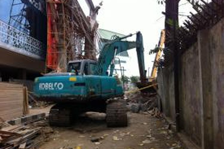 Kondisi lokasi proyek jembatan yang ambruk di Taman Ismail Marzuki, Menteng, Jakarta Pusat, Senin (3/11/2014).