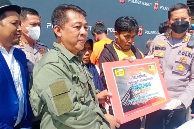 Undang bersimpuh di hadapan Kapolres Garut begitu dinyatakan akan dipelerjakan menjadi Pegawai Harian Lepas (PHL) di Polres Garut, Selasa (20/082022) Undang secara simbolis menerima bantuan pembangunan Rumah Tidak Layak Huni dari Dinas Perumahan Dan Pemukiman Kabupaten Garut