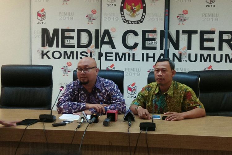 Komisioner KPU Ilham Saputra dan Pramono Ubaid Thantowi menggelar konferensi pers perkembangan pendaftaran bakal calon kepala daerah pilkada serentak 2018, di media center KPU, Jakarta, Rabu (10/1/2018).