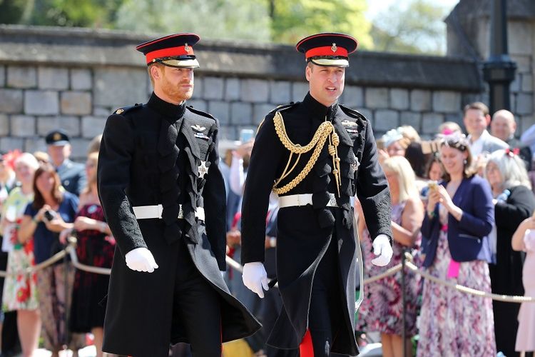 Pangeran Harry atau Duke of Sussex tiba dengan pendamping (best man)  Pangeran William, Duke of Cambridge, di Kapel St George's, Windsor Castle, Sabtu (19/5/2018). 