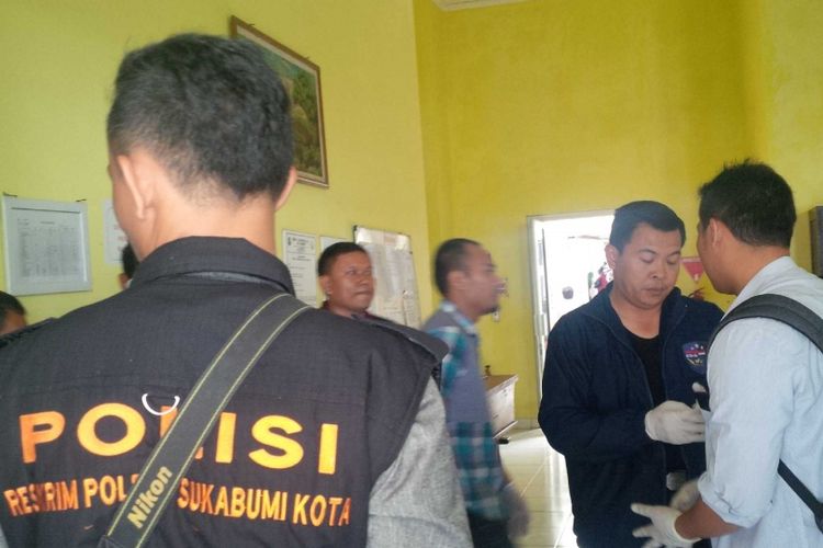 Kepala Polres Sukabumi Kota AKBP Susatyo Purnomo Condro (kanan kedua) saat di RSUD Syamsudin, Sukabumi, Jawa Barat, Sabtu (13/1/2018).