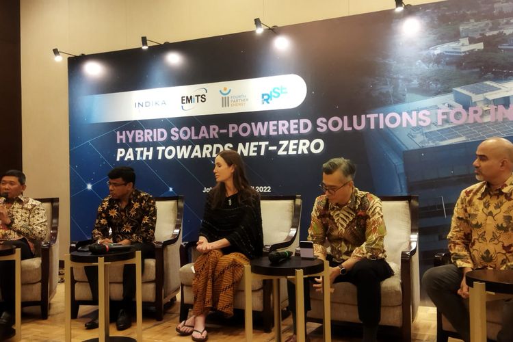 Diskusi panel media bersama PT Indika Energy Tbk, Empat Mitra Indika Tenaga Surya (EMITS), Fourth Partner Energy, dan The Rise Fund terkait proyek pengembangan PLTS di Indonesia yang berlangsung di Hotel Fairmont, Jakarta, Senin (4/4/2022).