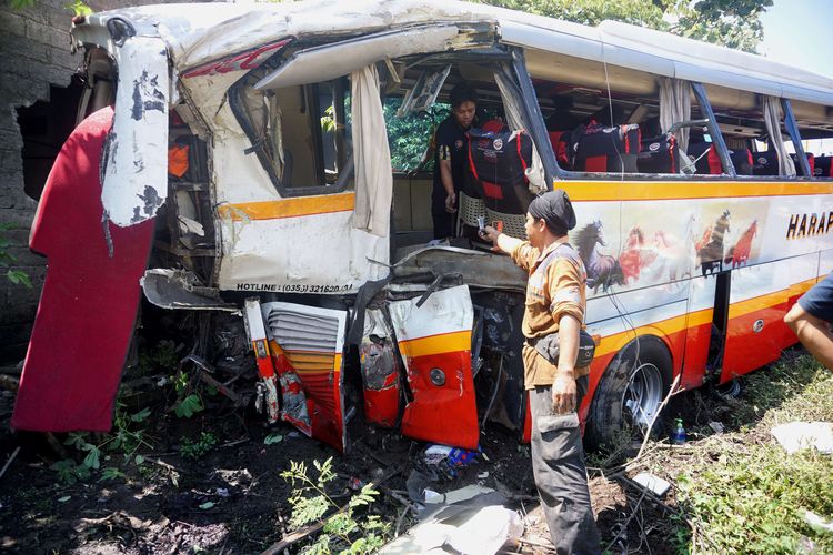 Suasana evakuasi bangkai bus pariwisata PO Harapan Jaya yang tertabrak KA Rapih Doho di perlintasan kereta api tanpa palang pintu di Desa Ketanon, Tulungagung, Jawa Timur, Minggu (27/2/2022). Kecelakaan yang terjadi sekitar pukul 05.00 WIB itu menyebabkan lima dari 43 penumpang termasuk awak bus meninggal dunia dan 14 lainnya luka-luka dan harus dilarikan ke RSUD dr. Iskak Tulungagung untuk mendapat pertolongan kedaruratan medis.