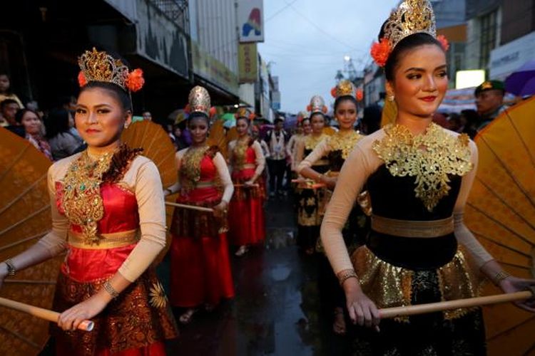 Peserta Cap Go Meh (CGM) Bogor Street Festival 2017 melintas di Jalan Suryakencana, Bogor, Jawa Barat, Sabtu (11/2/2017). Festival budaya untuk memperingati perayaan Cap Go Meh, hari ke-15 setelah perayaan Imlek.