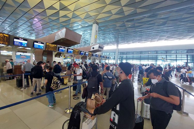 Suasana Terminal 3 Bandara Soekarno-Hatta, Kota Tangerang, Kamis (23/12/2021).