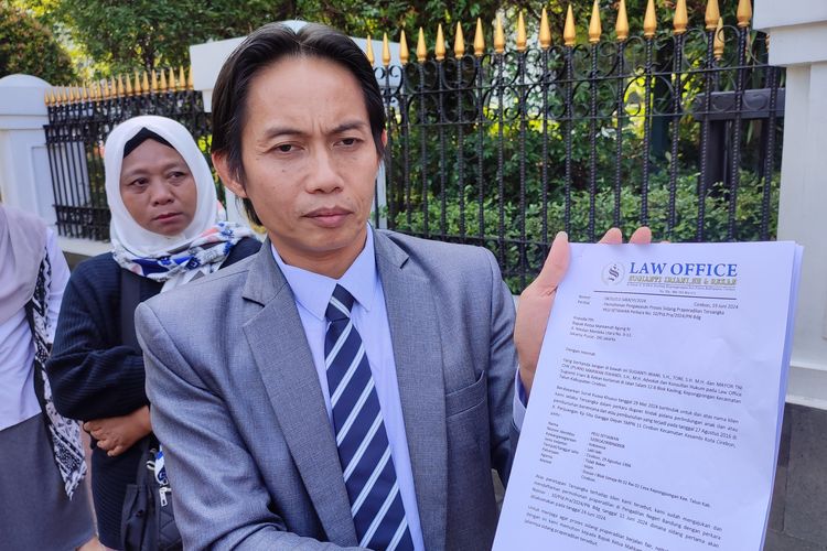 Kartini dan Toni, ibu dan pengacara Pegi Setiawan, tersangka pembunuhan Vina Dewi (16) dan Muhammad Rizky (16) atau Eki di Cirebon, Jawa Barat, menyambangi Mahkamah Agung pada Kamis (20/6/2024) sore.