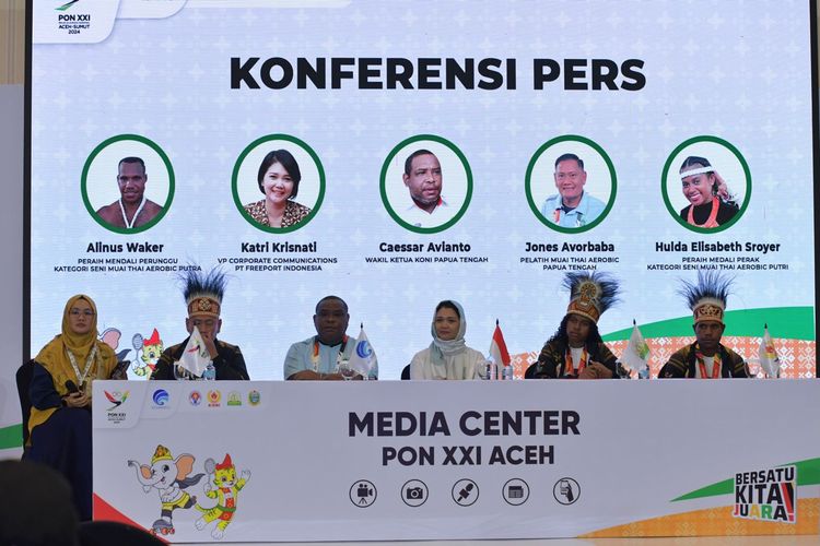 Wakil Ketua KONI Papua Tengah Caesar Avianto (ketiga dari kiri) bersama VP Corporate Communication PT Freeport Indonesia (PTFI) Katri Krisnati (ketiga dari kanan) saat memberikan keterangan pers di Media Center PON XXI di Banda Aceh, Selasa (10/9/2024).  ()