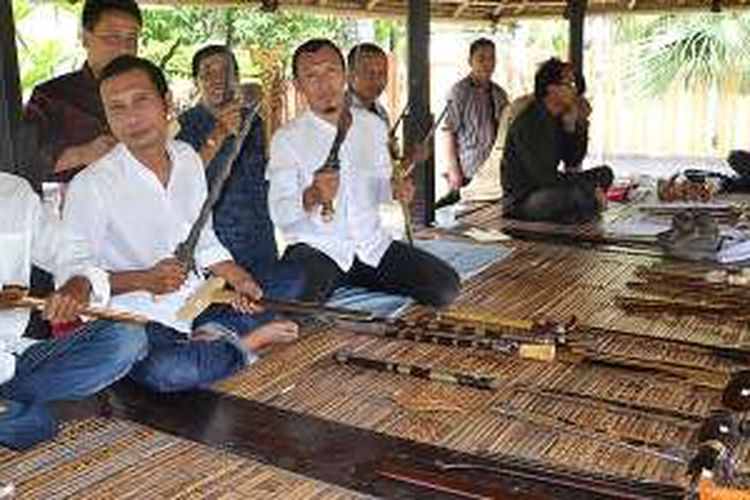 Anggota Selaparang-Mandalika, komunitas pencinta keris di Mataram, Nusa Tenggara Barat, aktif menggelar pameran di sejumlah daerah, termasuk di Mataram. Pada 15-17 September lalu, mereka memamerkan koleksi keris mereka di Museum Negeri NTB.